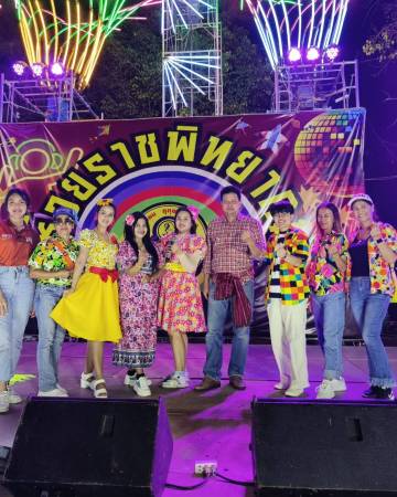 ผู้อำนวยการโรงเรียนนำคณะครูร่วมเชียร์นักวิ่งมาราธอน